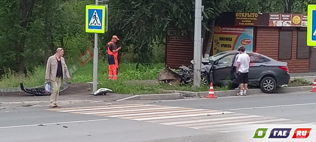 Солярис протаранил столб