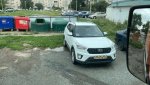 Автомобиль загораживает проезд для мусоровоза