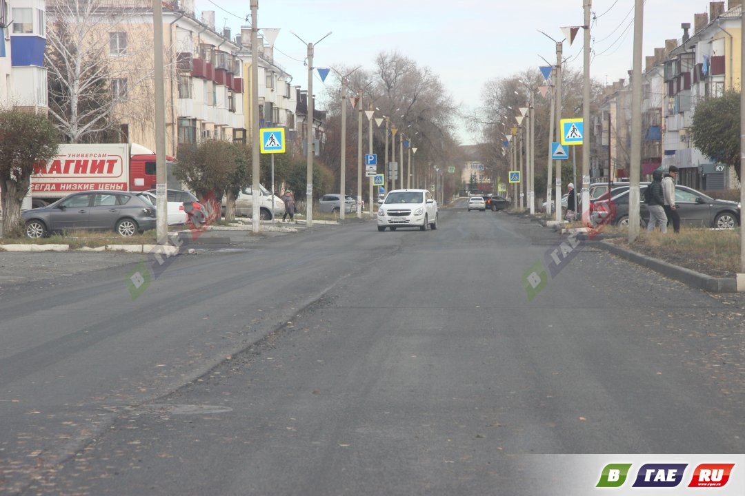 Гайчане рассматривают уложенный асфальтобетон на ул. Ленина и возмущаются