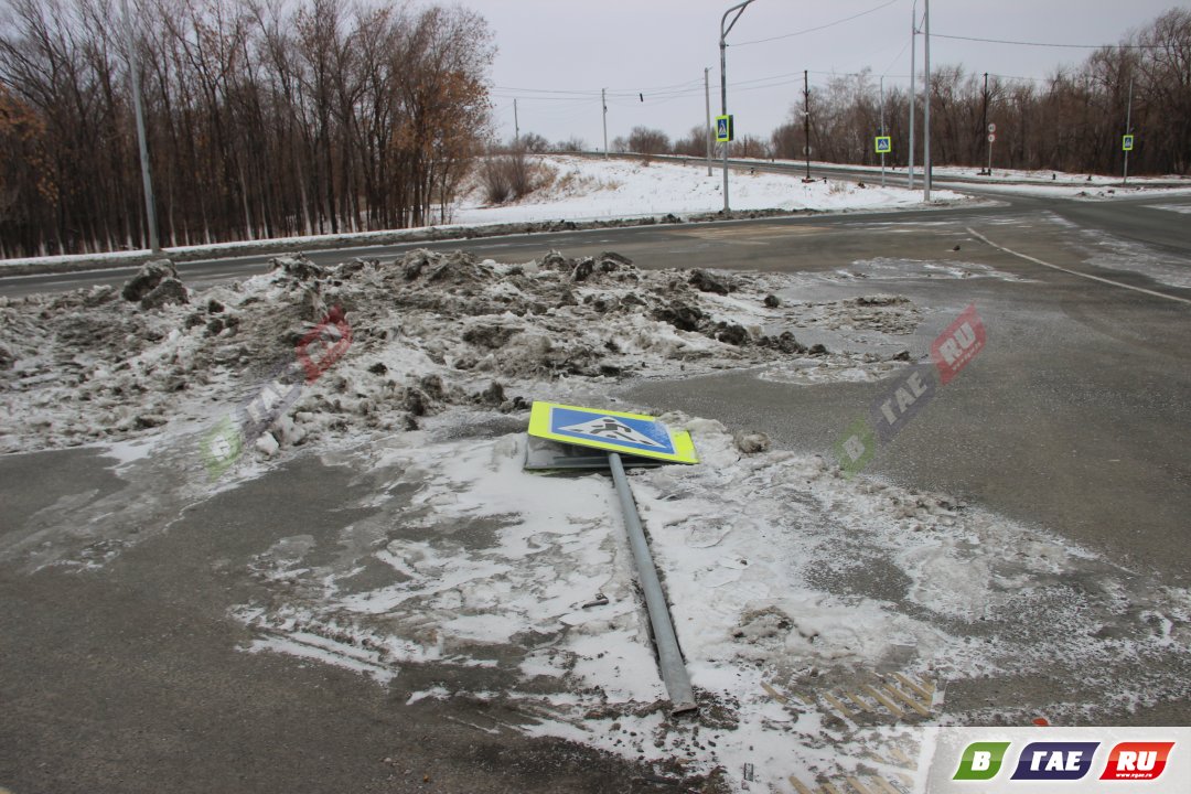 Возле упавшего дорожного знака - след резкого торможения