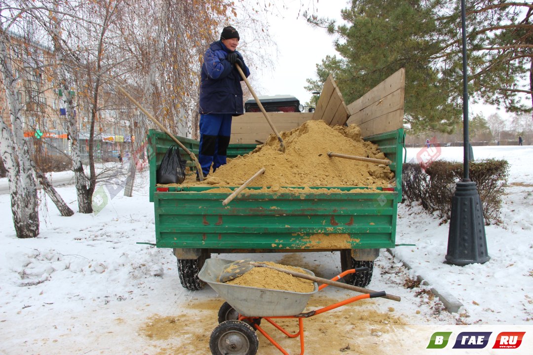 В парке, в скверах, на площади посыпают пешеходные дорожки