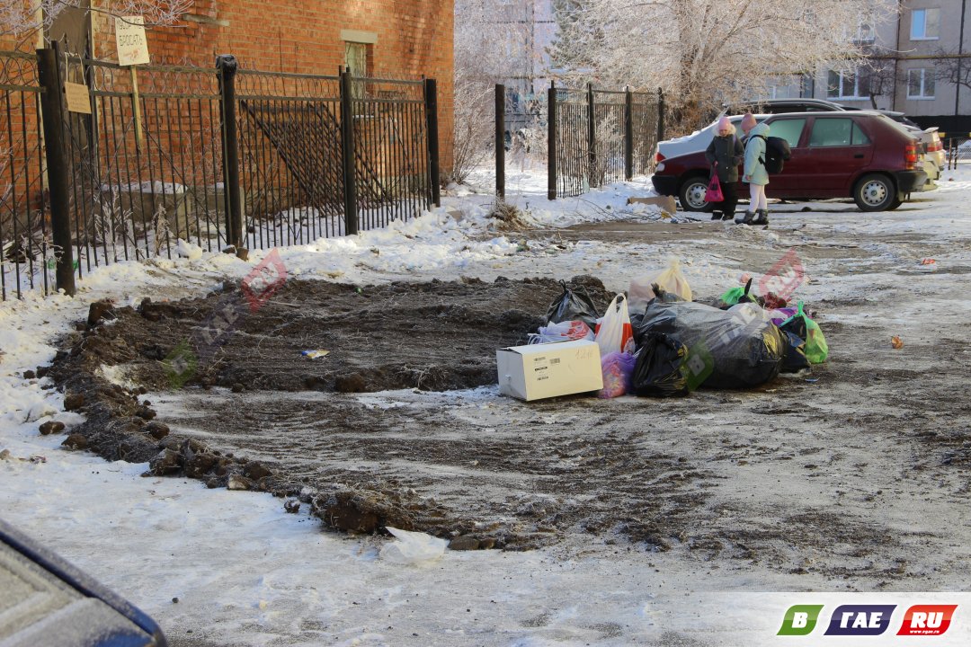 На месте убранной мусорной площадки повесили объявление о штрафе 50 000 руб