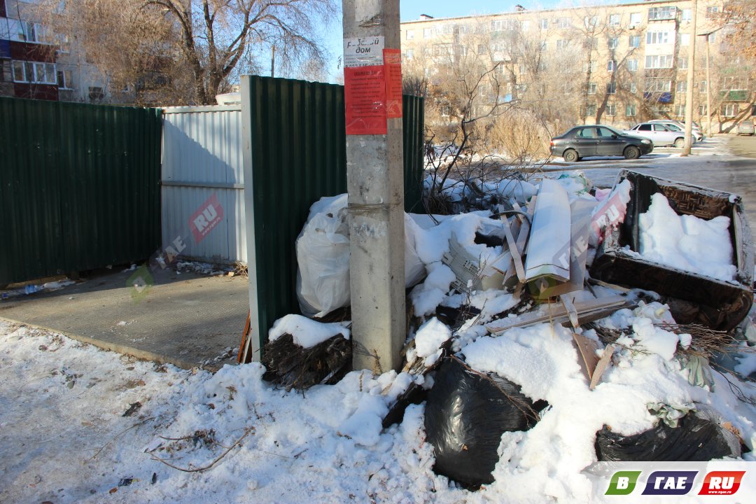 Вот те раз! Гайчан опять обучают, как пользоваться мусорными площадками