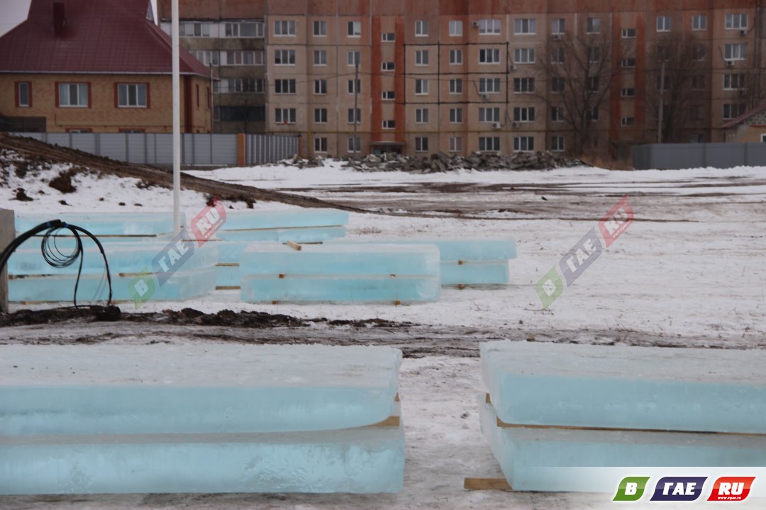 В Ледовый городок в 8 микрорайоне доставляют пластины