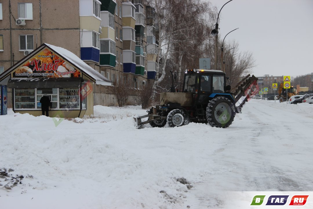 После метели в Гае ведется точечная очистка дорог