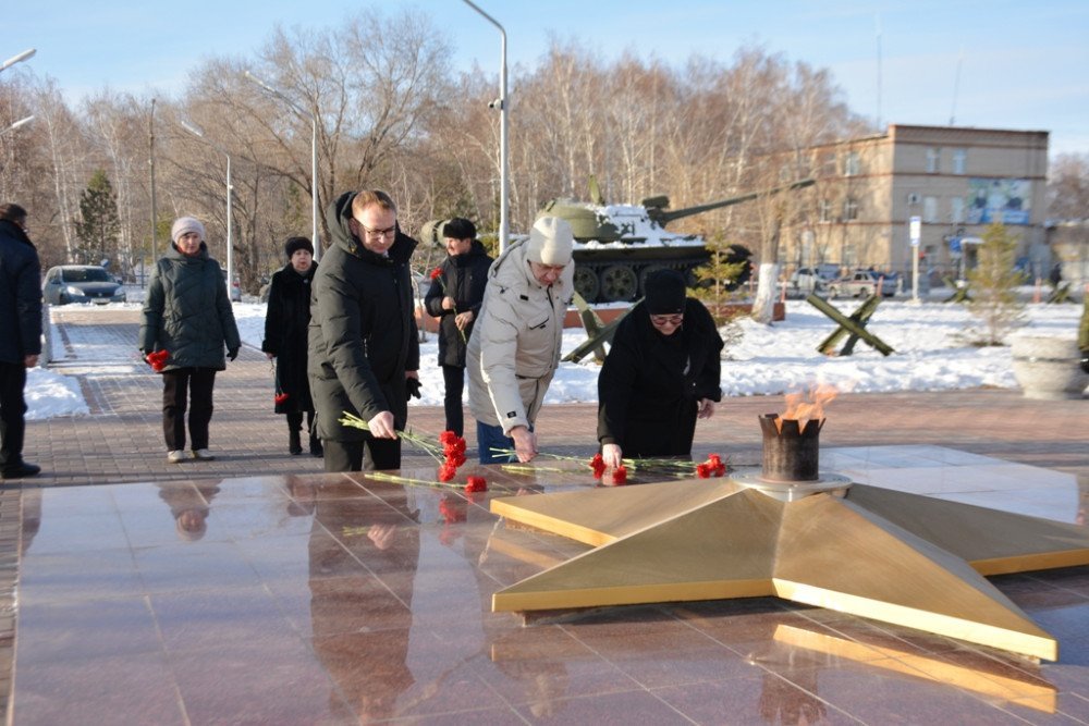 В честь Дня Героев Отечества к Вечному огню возложили цветы