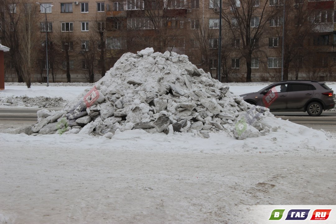 «Снежные папахи» в городе мешают движению транспорта