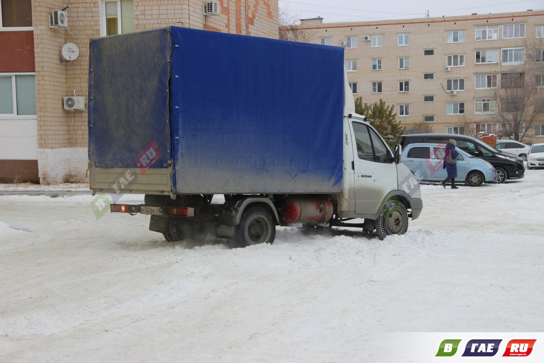 Въезды во дворы и выезды со дворов - задача нелегкая для водителей