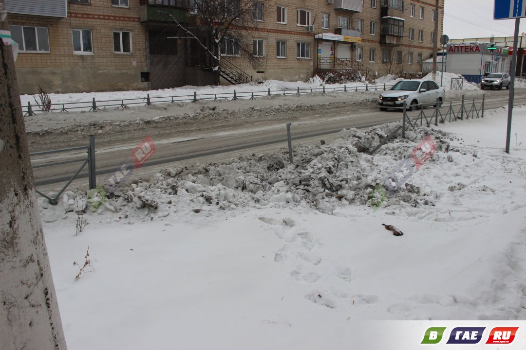 Автобус развернуло из - за колеи и он снес ограждение