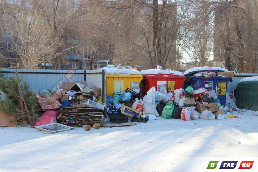 Долгожданный мусоровоз появился и освободил только заглубленную емкость