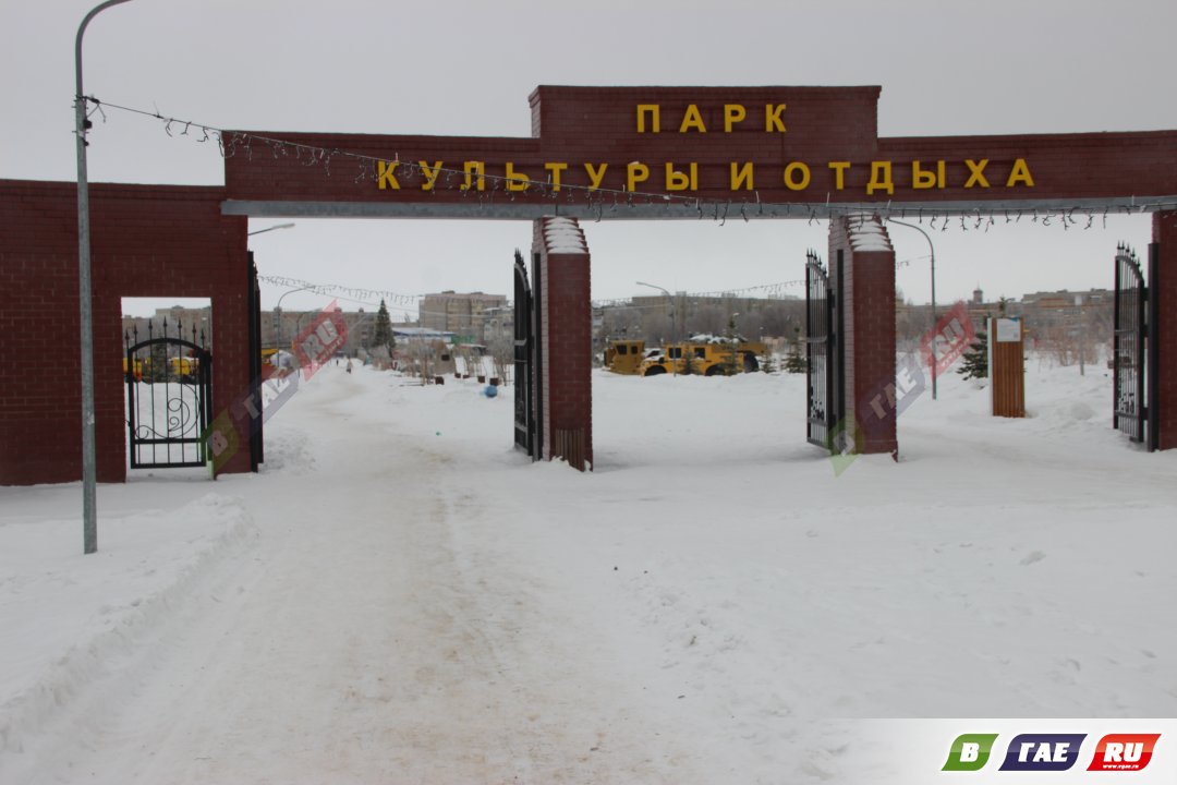 О зимней жизни парка: песок на просушку, замеченный клест, 2-ой трактор для снега