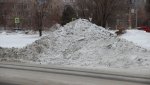 «Снежные папахи» в городе мешают движению транспорта