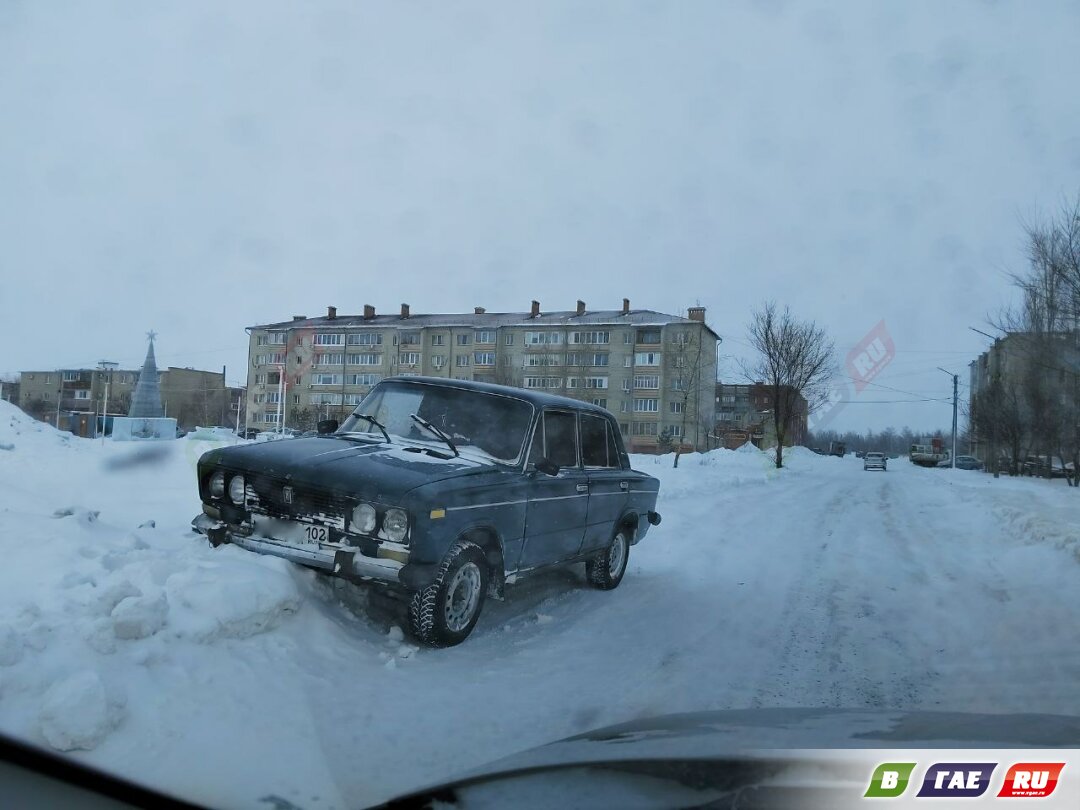 «Шестерка» с башкирскими номерами увязла в сугробе