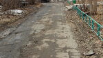 Дороги во дворах подсохли, а таксисты не снижают плату за проезд
