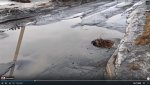 Вода стекает в открытый колодец