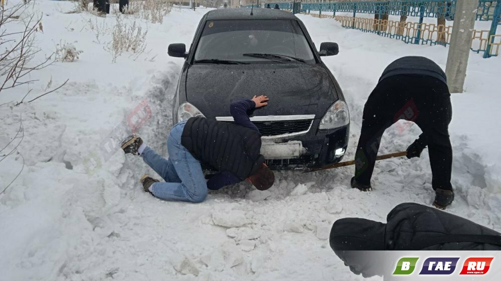 В Гае застряло несколько машин