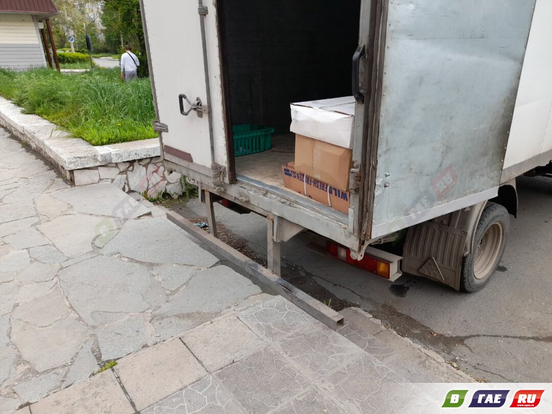 Грузовик сдавал задом и почти заехал на лестницу