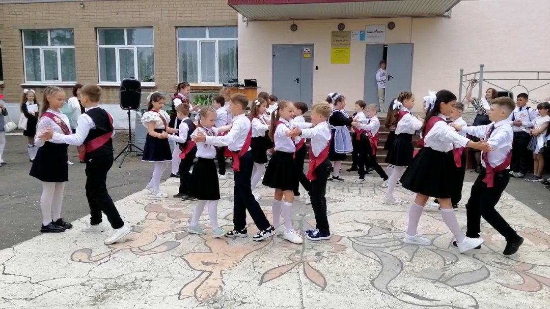 Завершили учебный год: гимназисты зажгли на выпускном вальсе и флешмобе