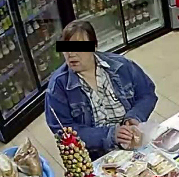Женщина украла растение с клумбы и ушла