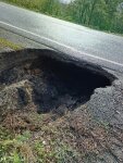 Под Ириклинской трассой обнаружили огромный провал