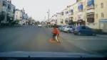 Самокатчик едва не попал под колеса автомобиля