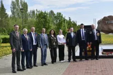 Торжественная церемония у памятного знака «Выстоявшим и победившим, мёртвым и живым»