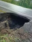 Под Ириклинской трассой обнаружили огромный провал