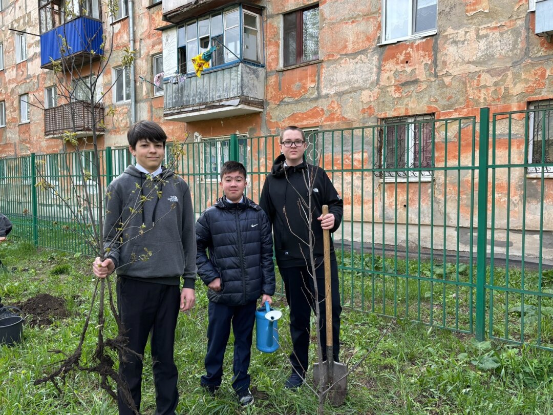 Школьники посадили «Сад памяти»
