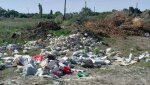 Несанкционированная свалка образовалась справа от дороги за шампиньонами