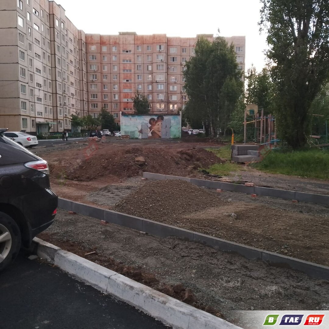 Во дворе пр. Победы, 13, кипит работа