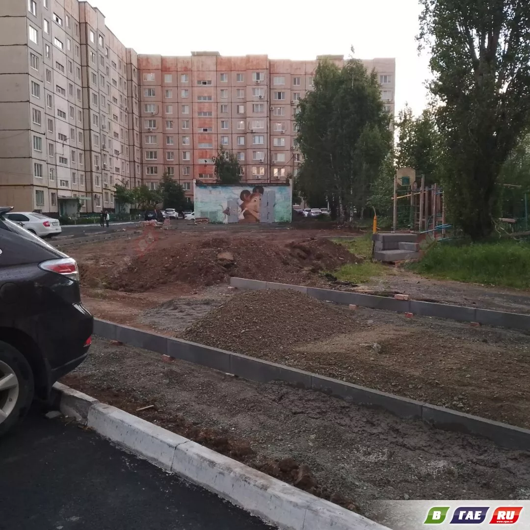 Во дворе пр. Победы, 13, кипит работа