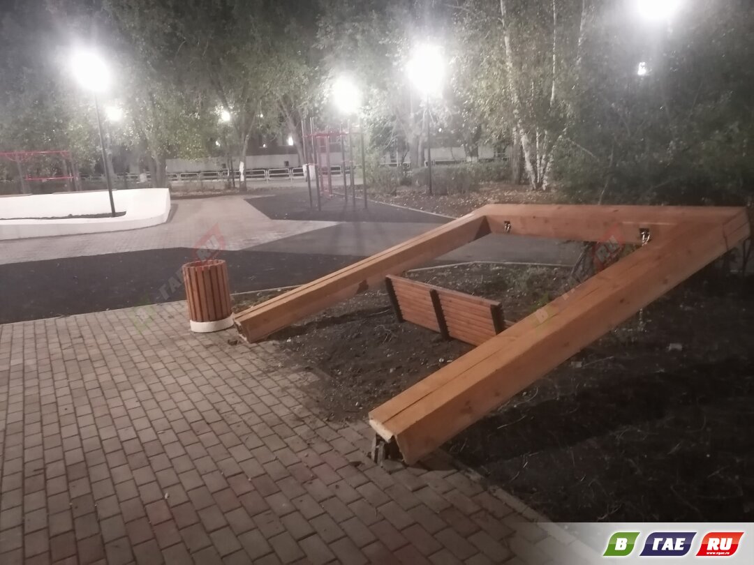 Вандалы расправились с качелями в сквере на ул.Коммунистической