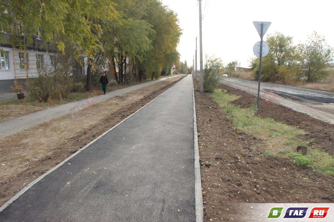 Шагнуть с пешеходного перехода на асфальтированный тротуар