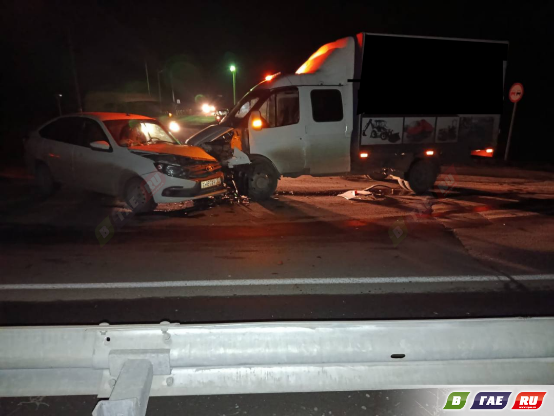 ДТП возле Репино. Крошево стекла и пластика. Есть пострадавший