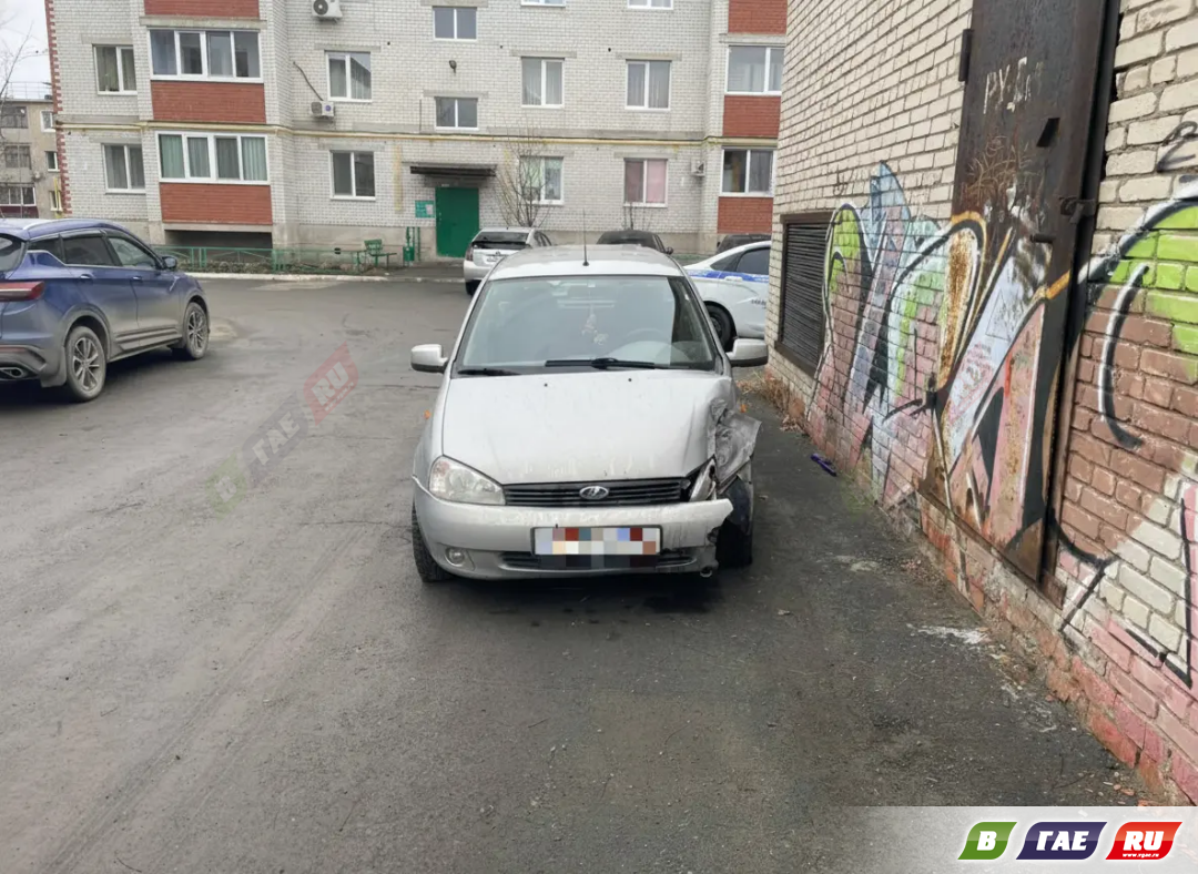 Водитель автомобиля Лада Калина снес опору ЛЭП и скрылся с места ДТП