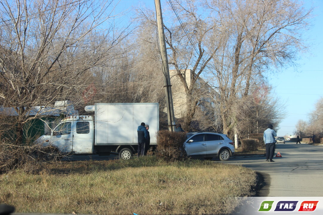 ДТП на повороте: Kia Rio и газель не разъехались