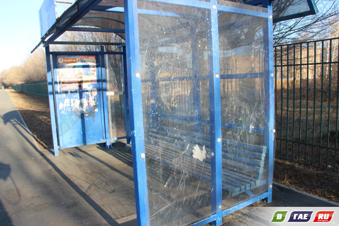 Невезучая остановка. Вандалы куражатся, как могут