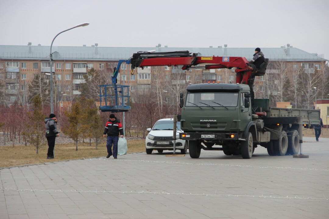 Гай в ожидании Нового года: в парке монтируют остов для елки и иллюминацию