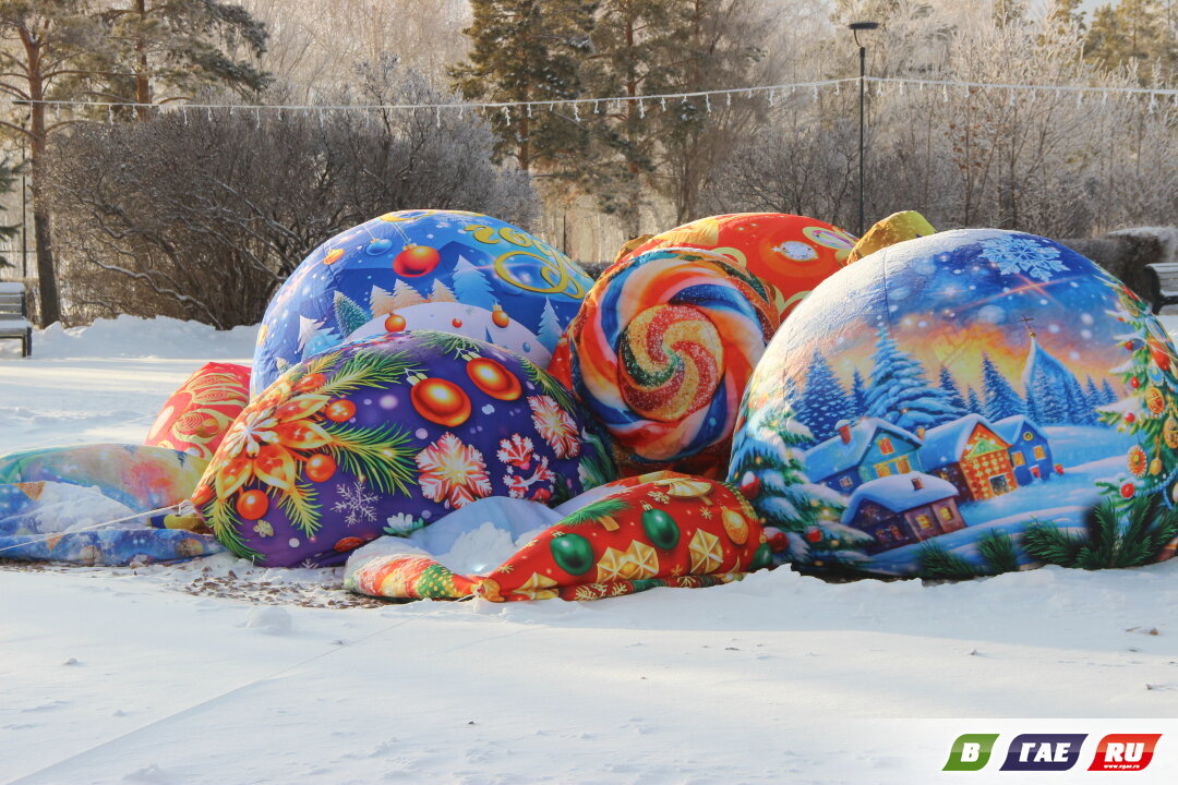 Новогодние шары на бульваре сдулись