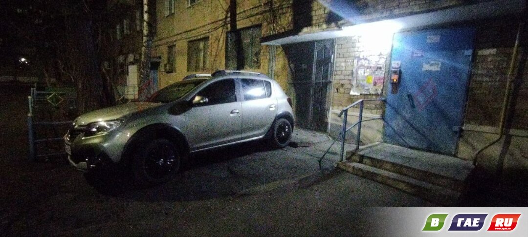 Припарковался впритык к подъезду