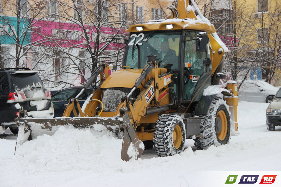 10 тракторов вышли на очистку городских дорог от снега