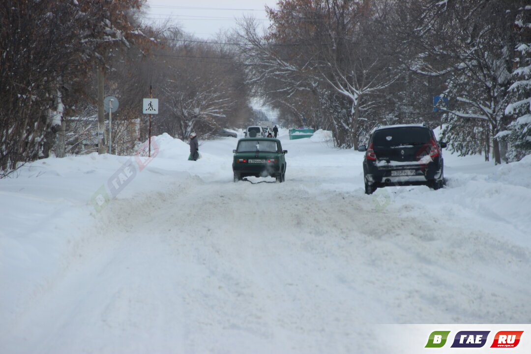 Гай погряз в снегу. Пешеходы шагают по проезжей части дорог