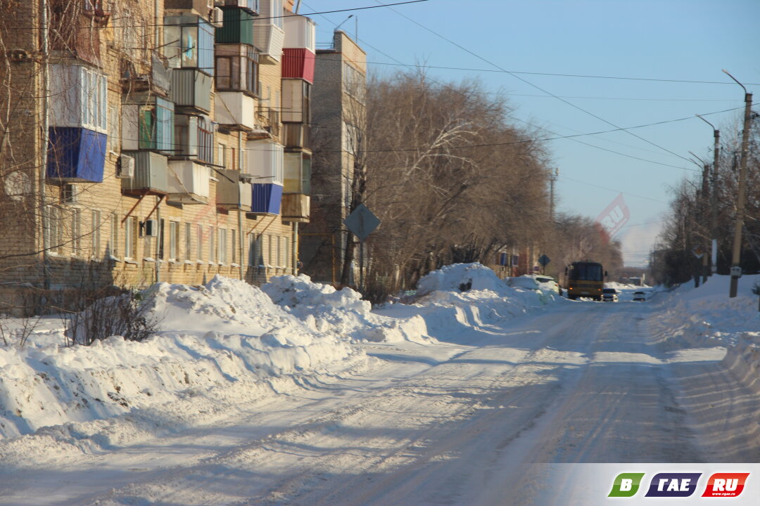 Выбрасывает на встречку за секунду. На каких улицах в Гае опасная колея?