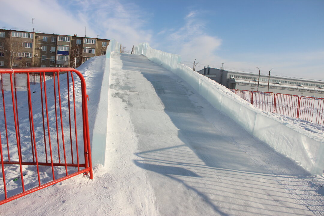 ЧП в Ледовом городке. Подростки искромсали ледяные борта горки