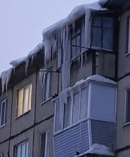 Гайчанка поделилась фото гигантских сосуль, свисающих с крыши