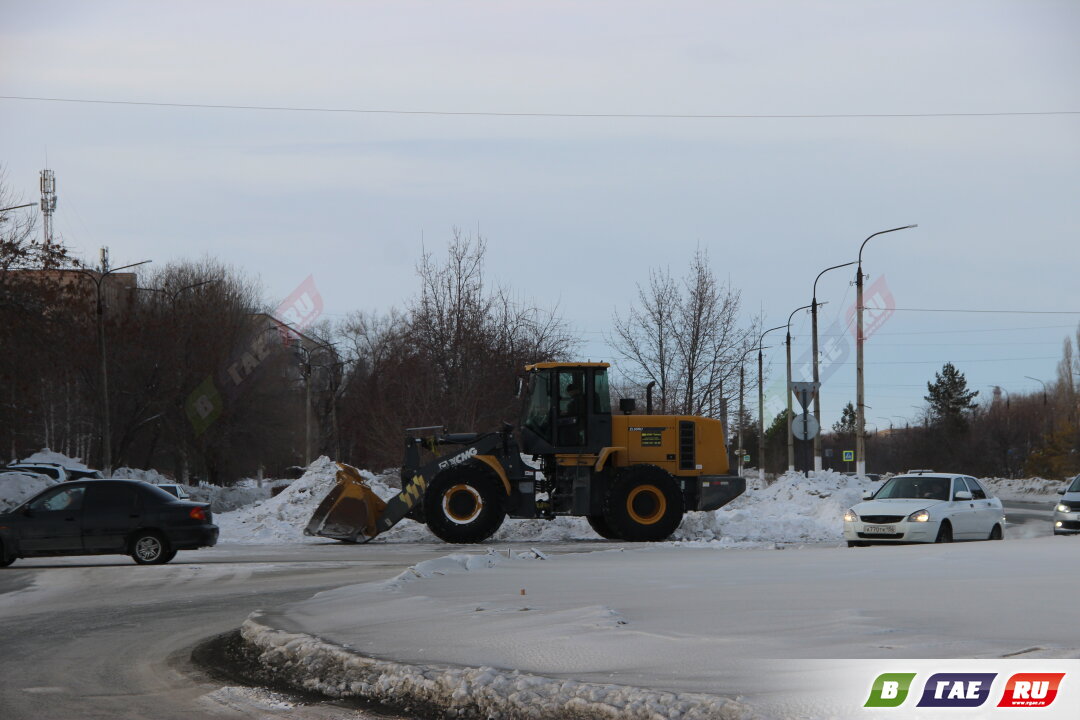Гай избавляется от снега. Его возят на полигон