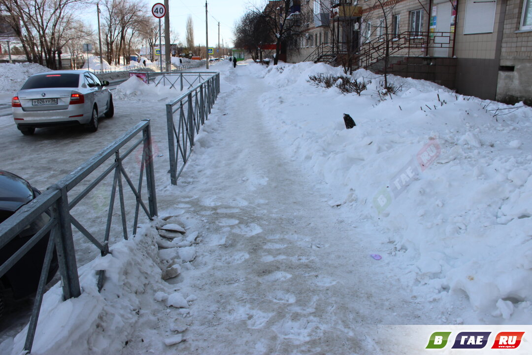 Заботливый дворник сделал «кармашки» на тротуаре