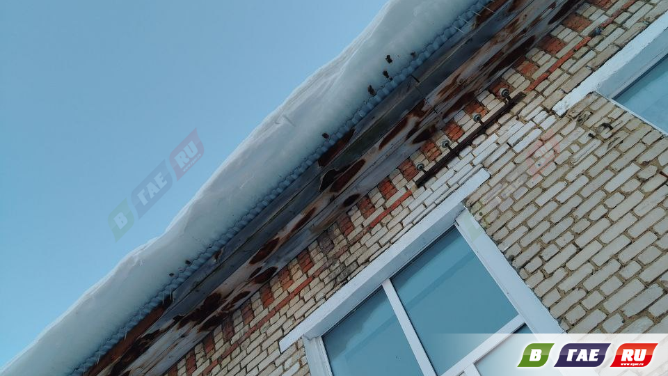 Родители обеспокоены сползающей лавиной с крыши