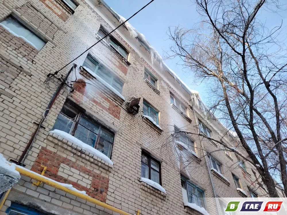 Жильцы с ул. Советской,15 жалуются на беды, а сами уверенно толкают свой дом к разрушению