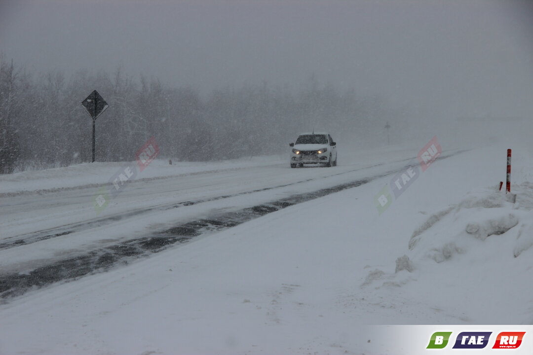 На Оренбургской трассе закрыт участок дороги из-за метели до 15:00